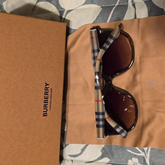 🆕Burberry Sunglasses - Picture 2 of 6